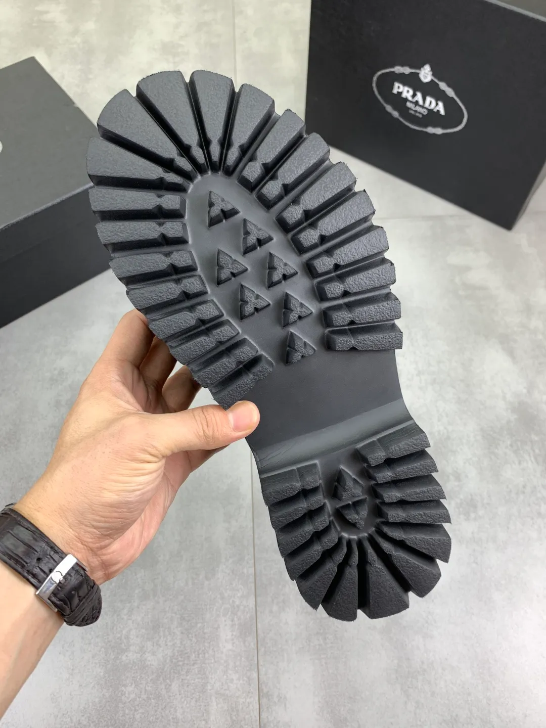 Men's shoes 💰P560 💰[New style]🔥🆕Hot model [PRADA]Prada🔝High-top Chelsea Martin boots are a high-end brand of men's shoes. The uppers are made of top-layer calfskin imported from Italy➕top-layer pigskin lining for the feet🔥, making walking more convenient and comfortable! Exclusive new style, stunning work [color]! Create a fashionable personality to set off your uniqueness! Create a fashionable personality to set off your uniqueness! A must-have for trendy men! Classic🔥super wear-resistant rubber outsole, size: 38-44 (45 can be customized) black or brown🉑️choose